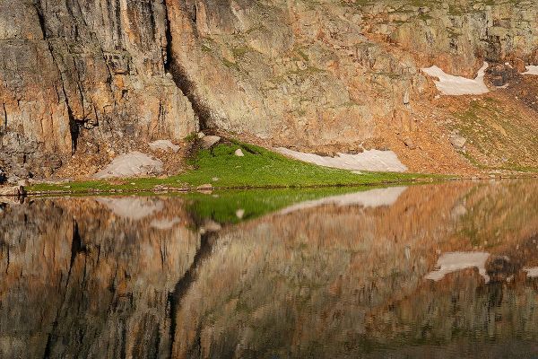Jaynes Gallery 아티스트의 USA-Colorado-Uncompahgre National Forest Cliff face reflected in Bullion King Lake작품입니다.